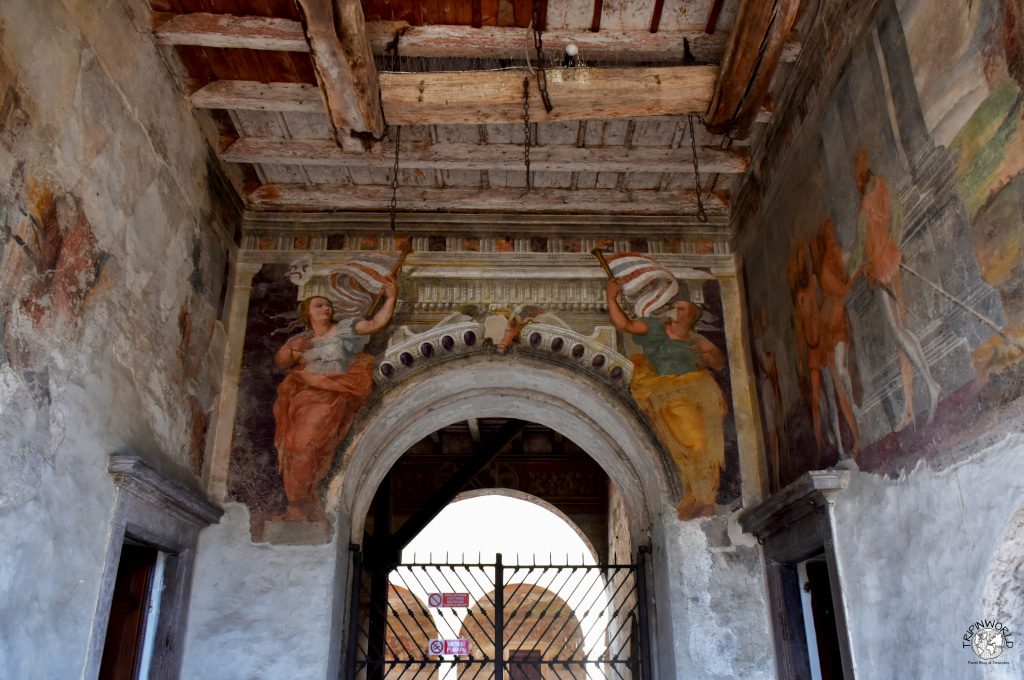 castello di malpaga affreschi del portico