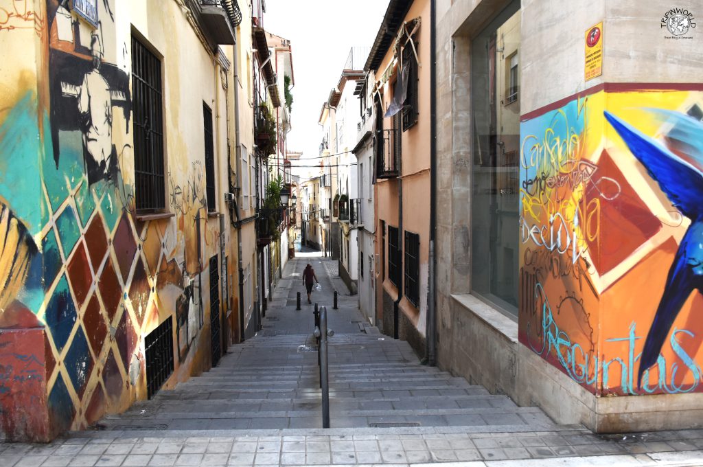 granada città andalusa via di murales