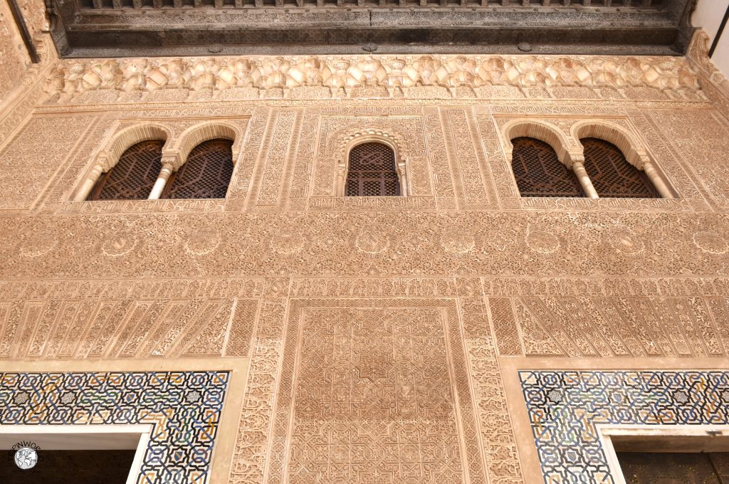 alhambra di granada mexuar mura decorate