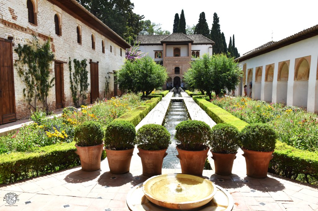 alhambra di granada palazzo e patio de la acequia