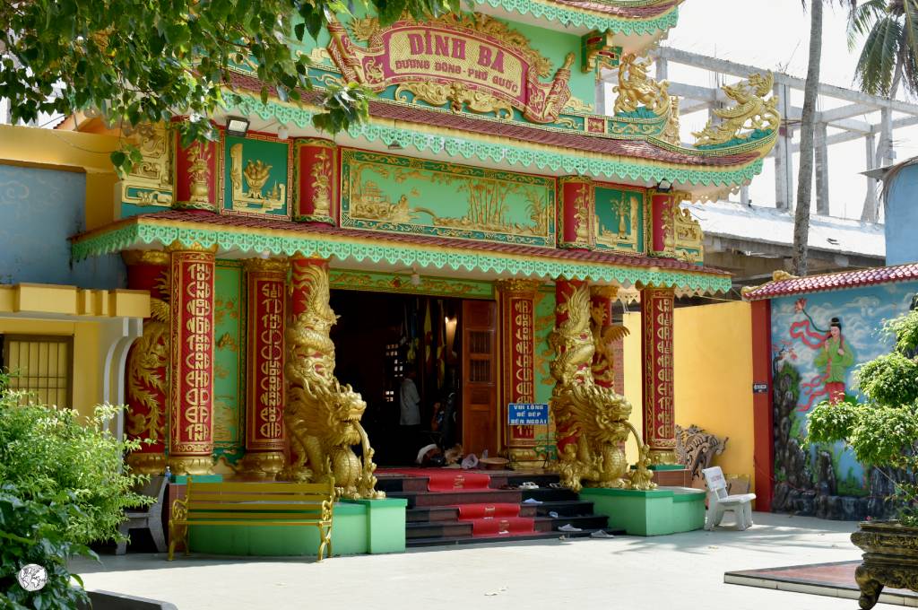 ingresso dinh ba thuy long thanh mau templi buddisti 