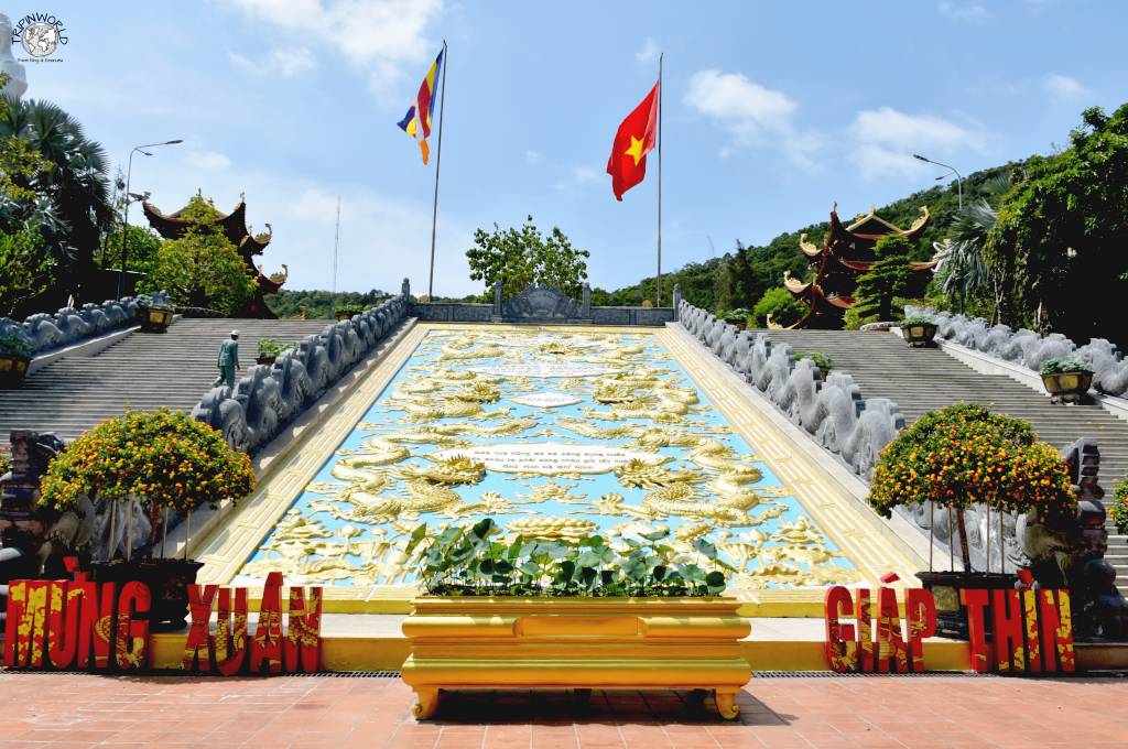 templi buddisti scala del drago chùa hộ quốc 