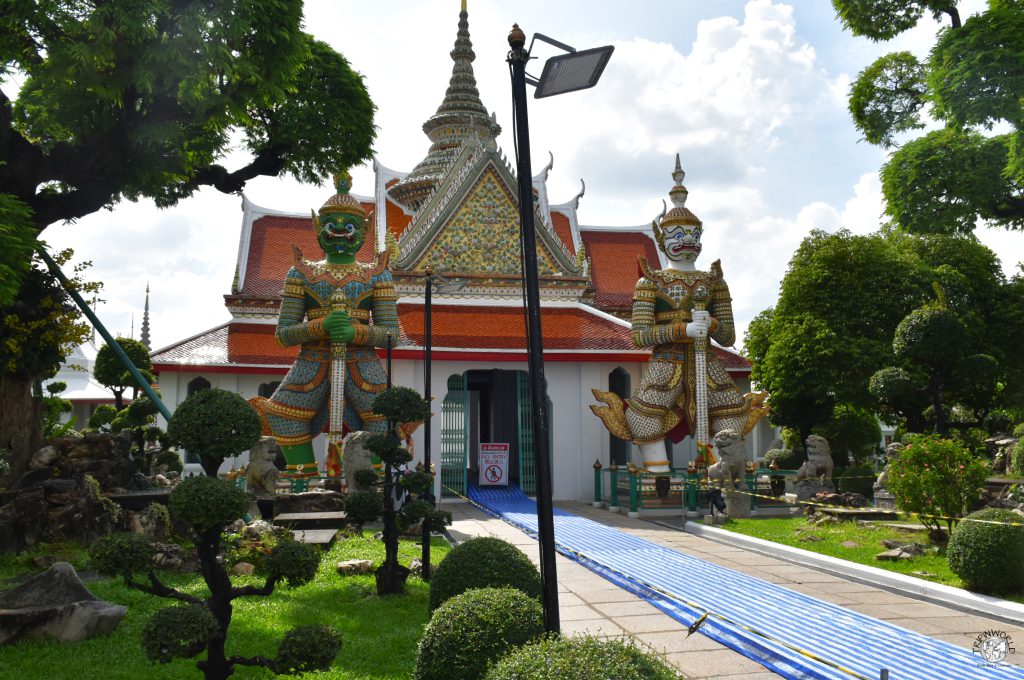 statue ingresso wat arun templi di bangkok 