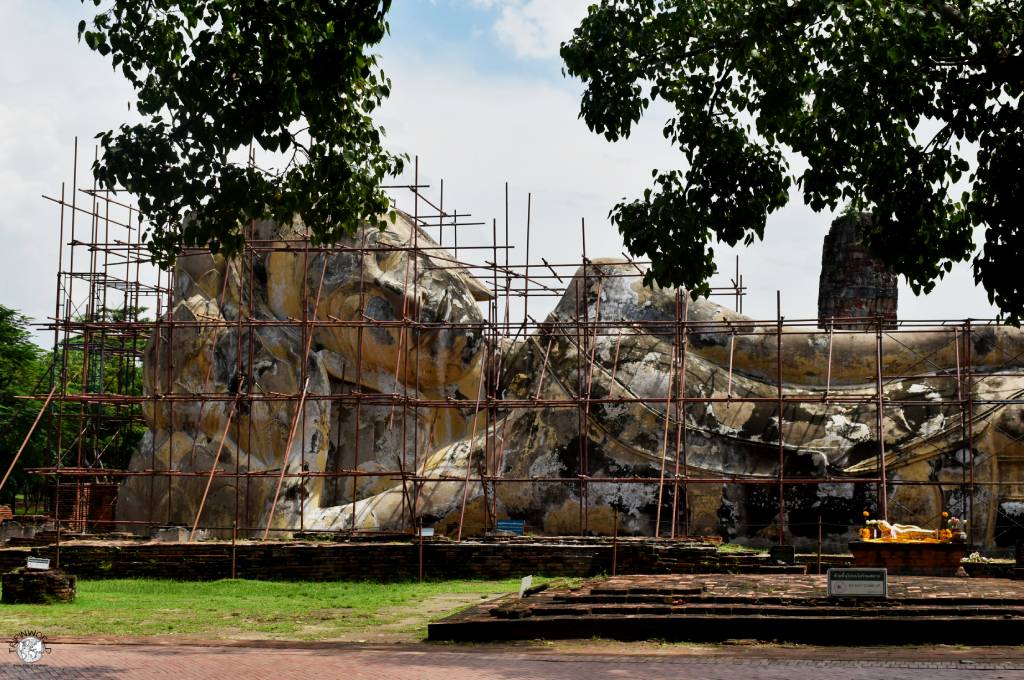 ayutthaya wat lokayasutharam statua buddha sdraiato