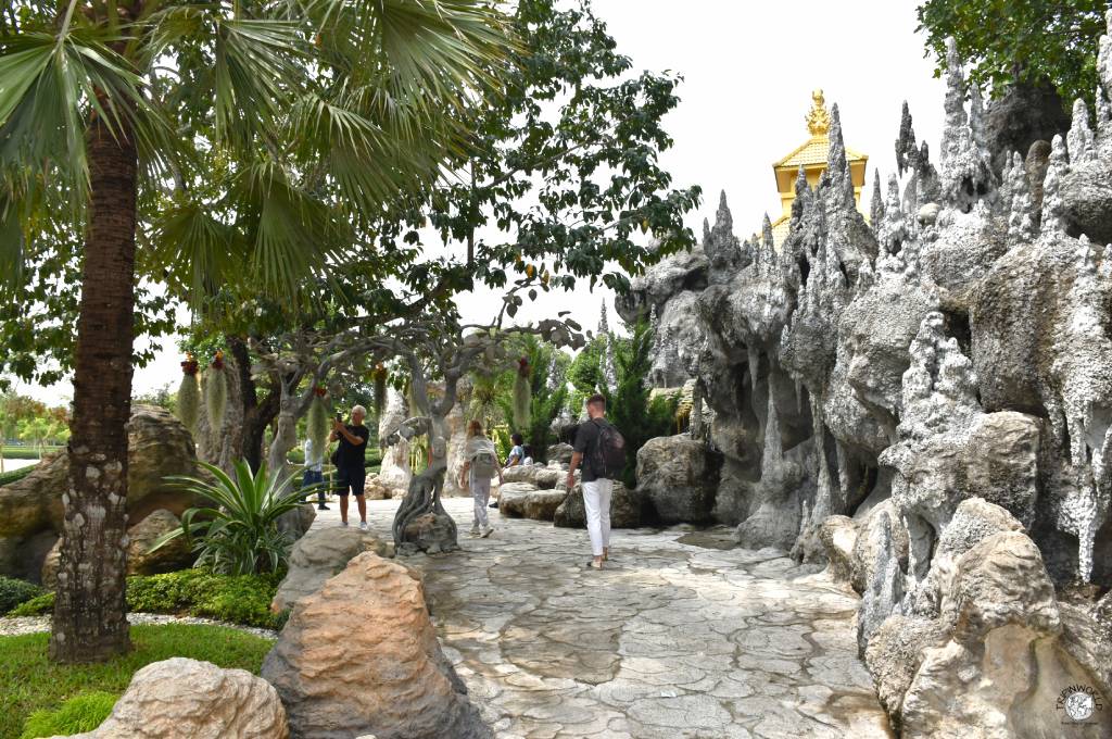 chiang rai percorso rocce wat rong khun 