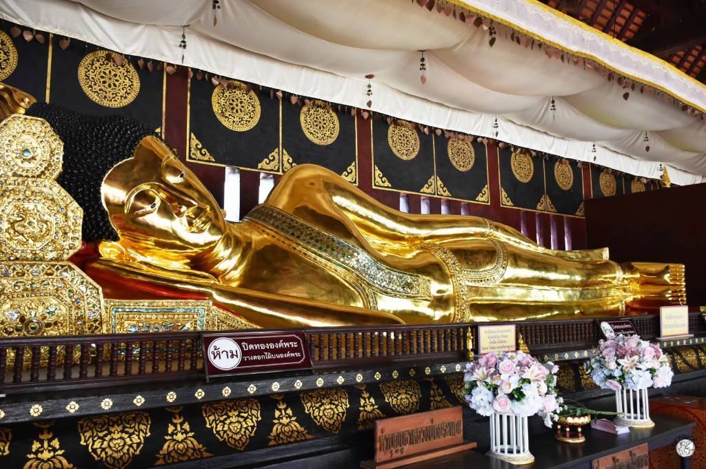 buddha sdraiato wat chedi luang templi di chiang mai