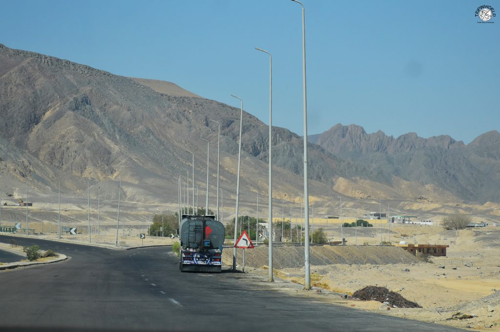 strada e panorama tra hurghada e luxor
