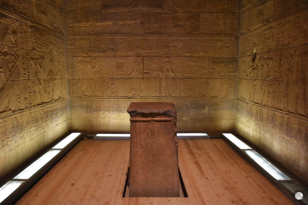 tempio di philae piedistallo della barca sacra