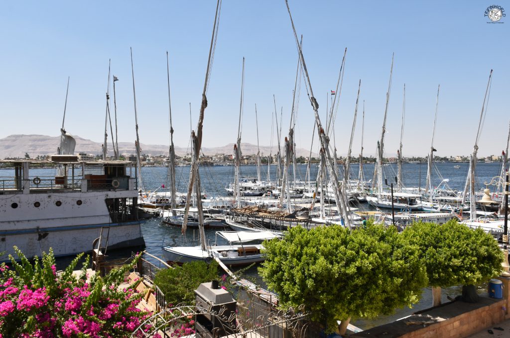 barche ancorate lungo le corniche luxor