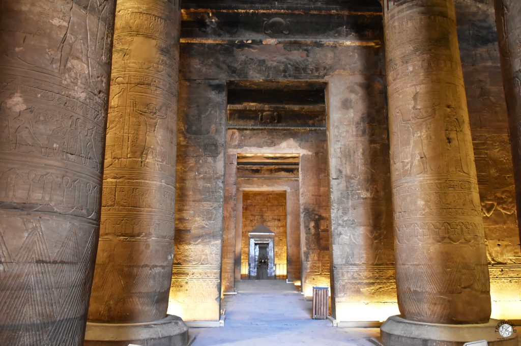 tempio di edfu colonnati
