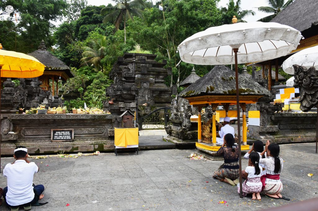 locali in preghiera a bali