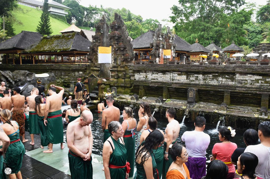 tutti a purificarsi a bali