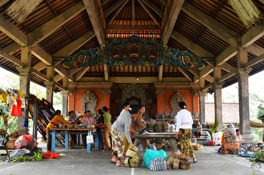 donne balinesi preparano le offerte al tempio di pegulingan donne balinesi preparano le offerte al tempio di pegulingan