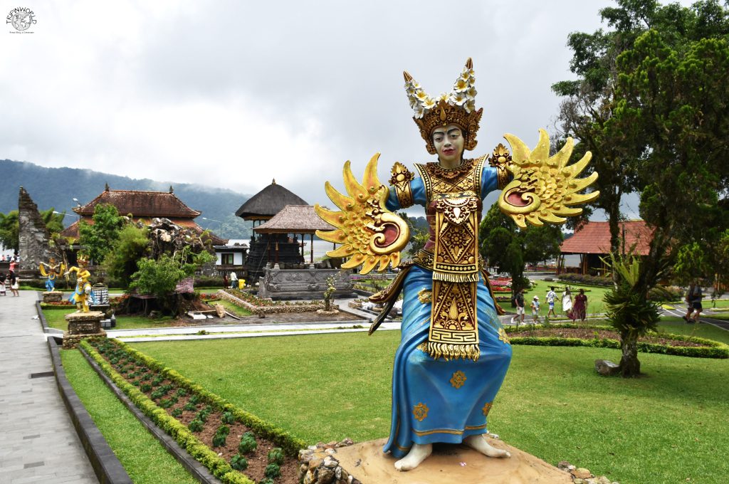 templi di bali statue di ballerine balinesi al pura ulun danu bratan templi di bali statue di ballerine balinesi al pura ulun danu bratan