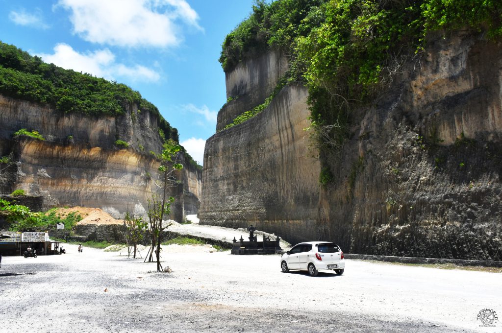 bali la strada in costruzione tra le scogliere sulla spiaggia di melasti bali la strada in costruzione tra le scogliere sulla spiaggia di melasti