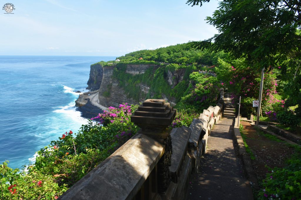 percorso sulla scogliera del pura uluwatu percorso sulla scogliera del pura uluwatu