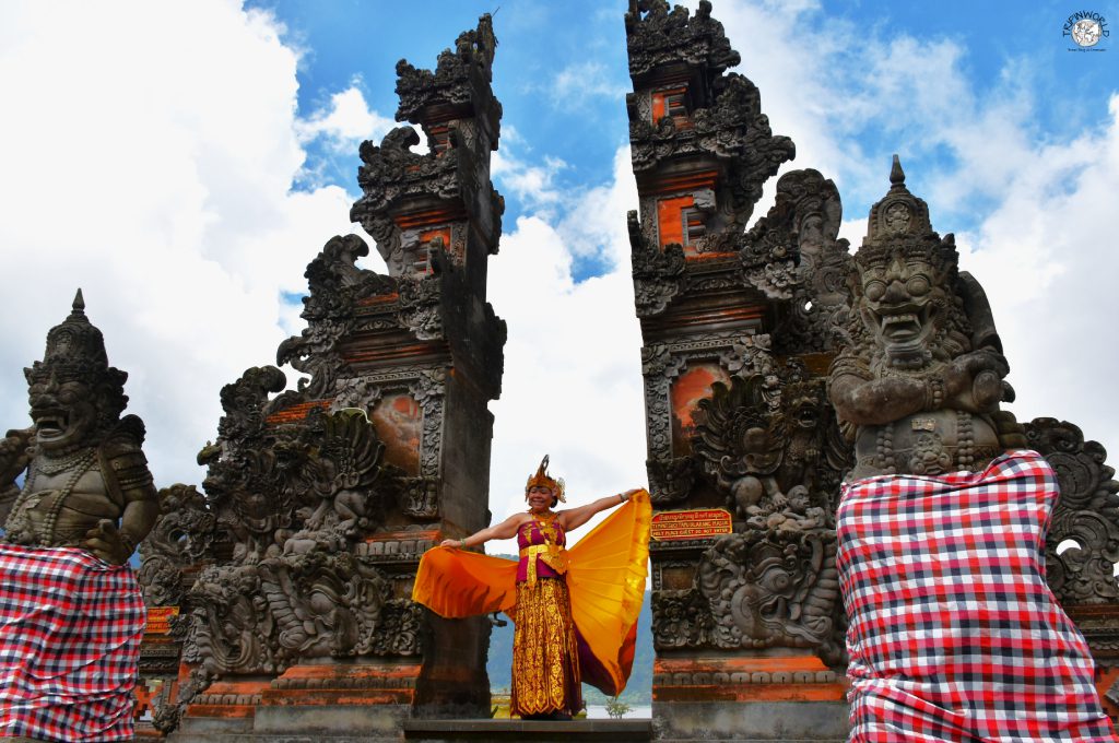 una porta del pura ulun danu bratan templi di bali una porta del pura ulun danu bratan templi di bali