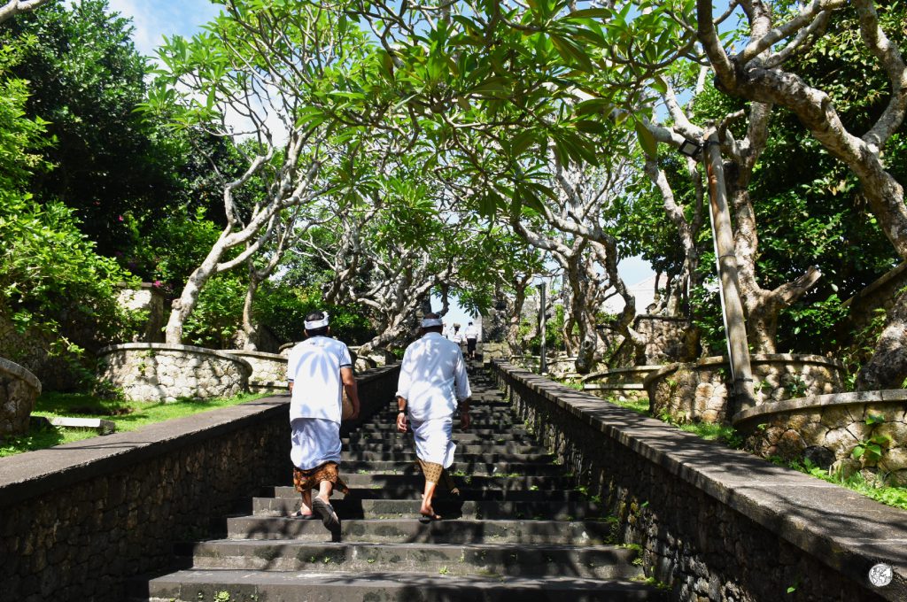 salita al tempio di uluwatu salita al tempio di uluwatu