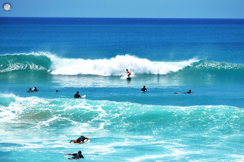 bali surfisti alla spiaggia di dreamland bali surfisti alla spiaggia di dreamland