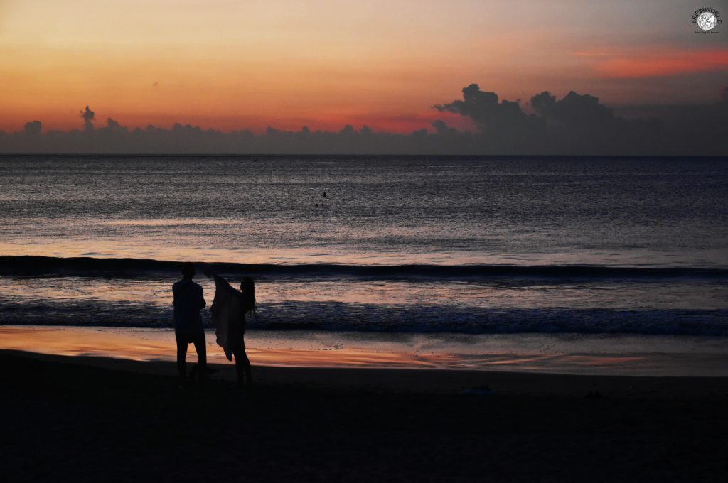 bali tramonto nella spiaggia di balangan bali tramonto nella spiaggia di balangan
