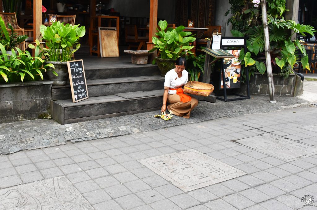 rito giornaliero delle offerte a ubud rito giornaliero delle offerte a ubud