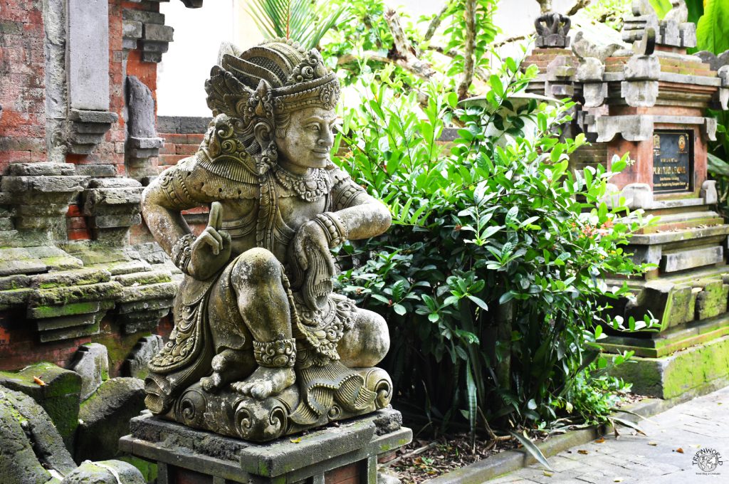 statua raffigurante una divinità nei templi di bali statua raffigurante una divinità nei templi di bali