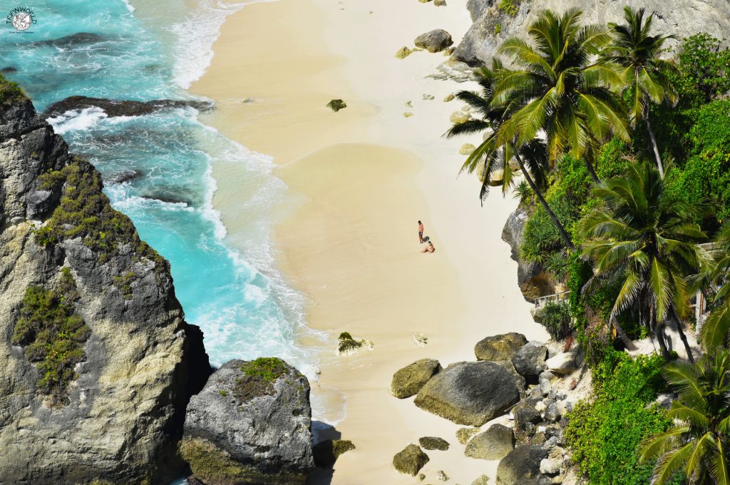spiaggia ai piedi di una scogliera nusa penida