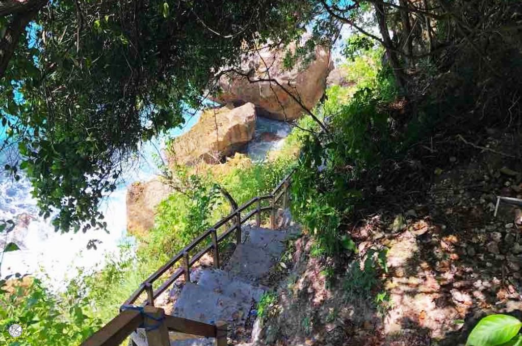 scalinata per la baia nusa penida 