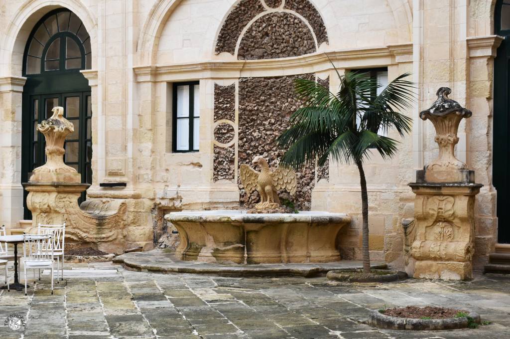 fontana nel cortile del palazzo del gran maestro la valletta fontana nel cortile del palazzo del gran maestro la valletta