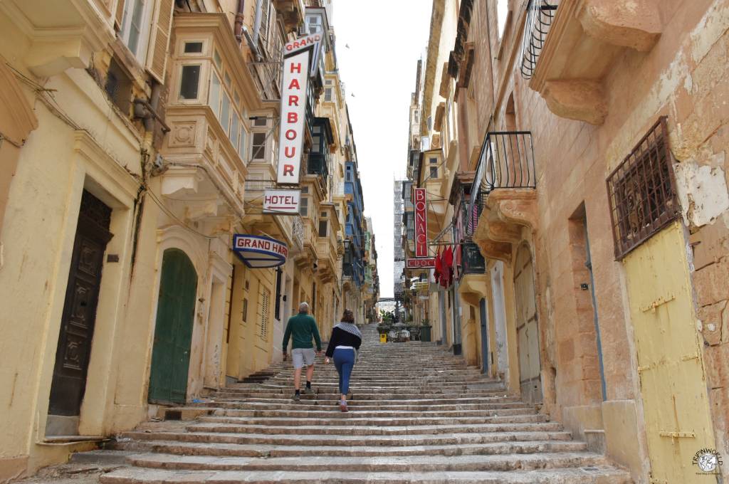 la valletta isola di malta scalinata