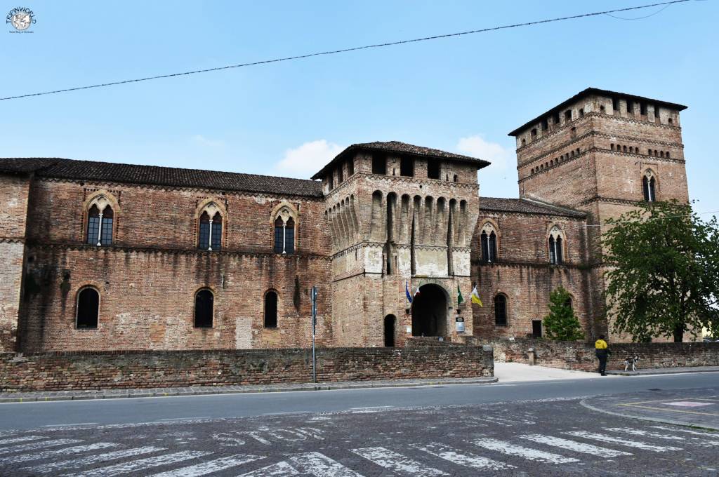 facciata principale del castello visconteo di pandino facciata principale del castello visconteo di pandino